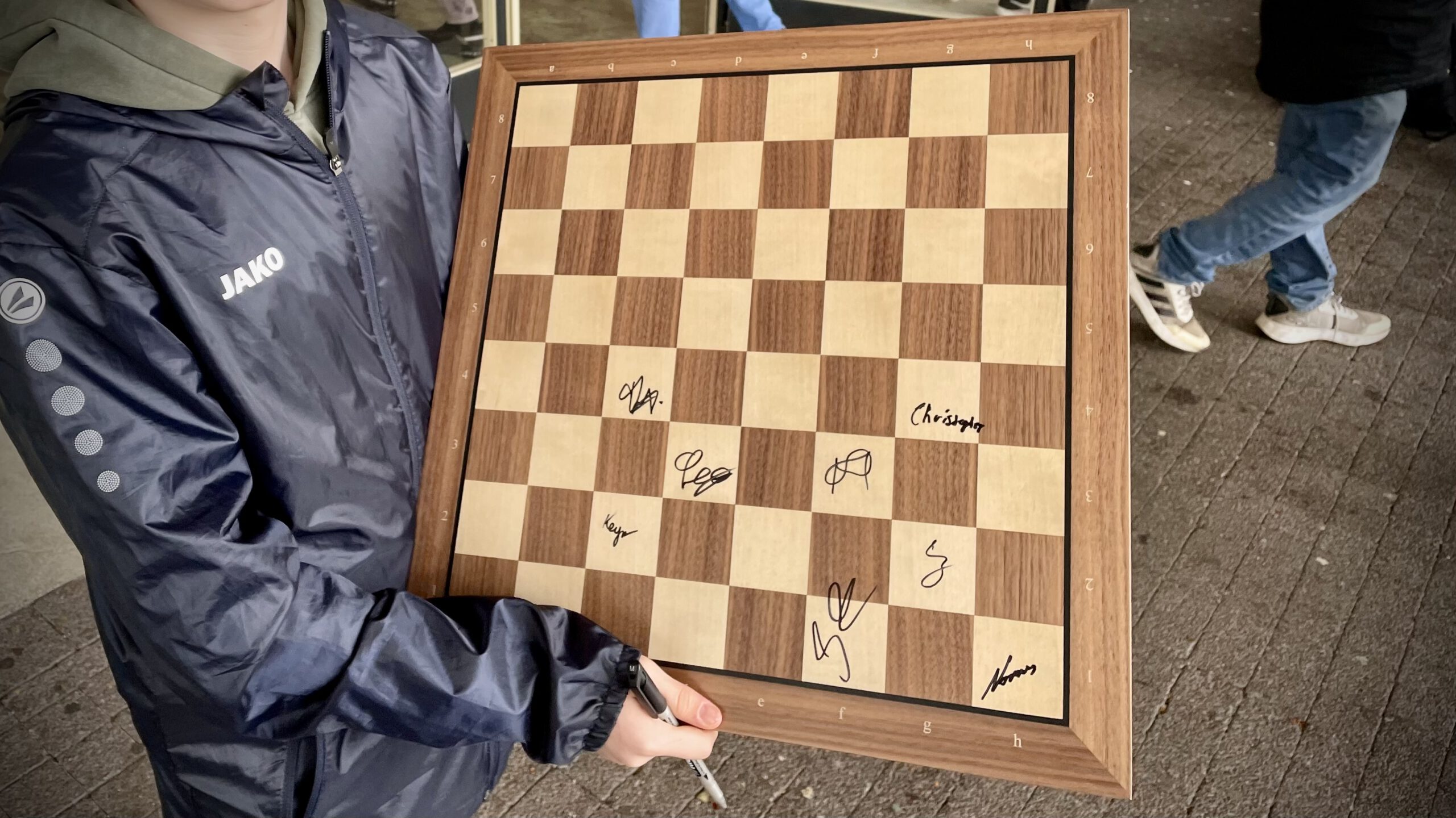 Autogramme der Stars auf einem Schachbrett